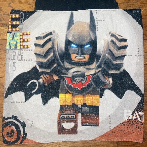 •LEGO•BATMAN BUNKER LEGO CHARACTER HOODED AND HAND CUFF WRAP AROUND TOWEL EUC - Picture 7 of 11